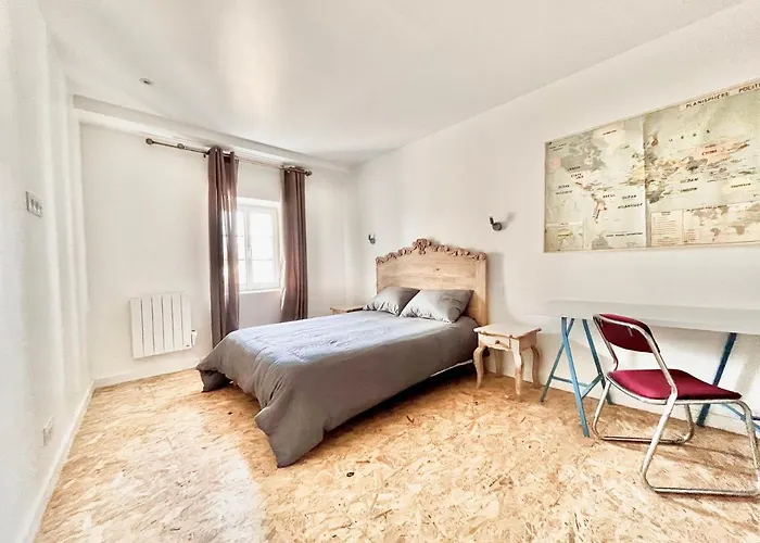 Au Pied De La Cite *